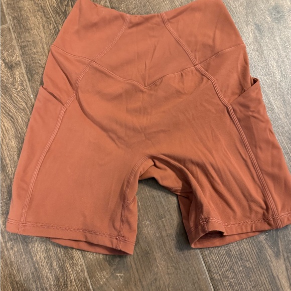 Buffbunny contour pocket shorts in XS - Picture 2 of 3